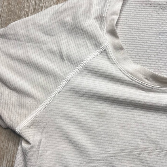 Lululemon swiftly tech t shirt - has flaws - Picture 4 of 6